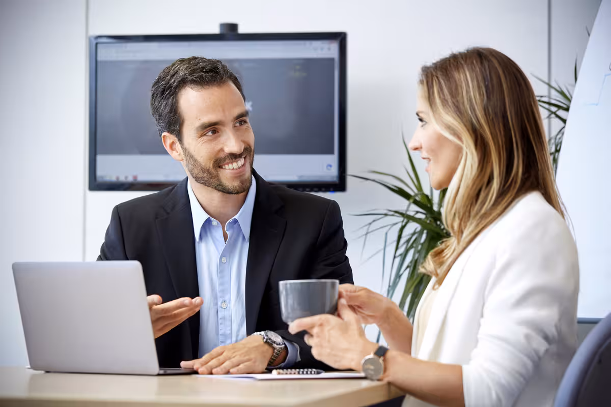 Profesional brindando un enfoque personalizado a un cliente